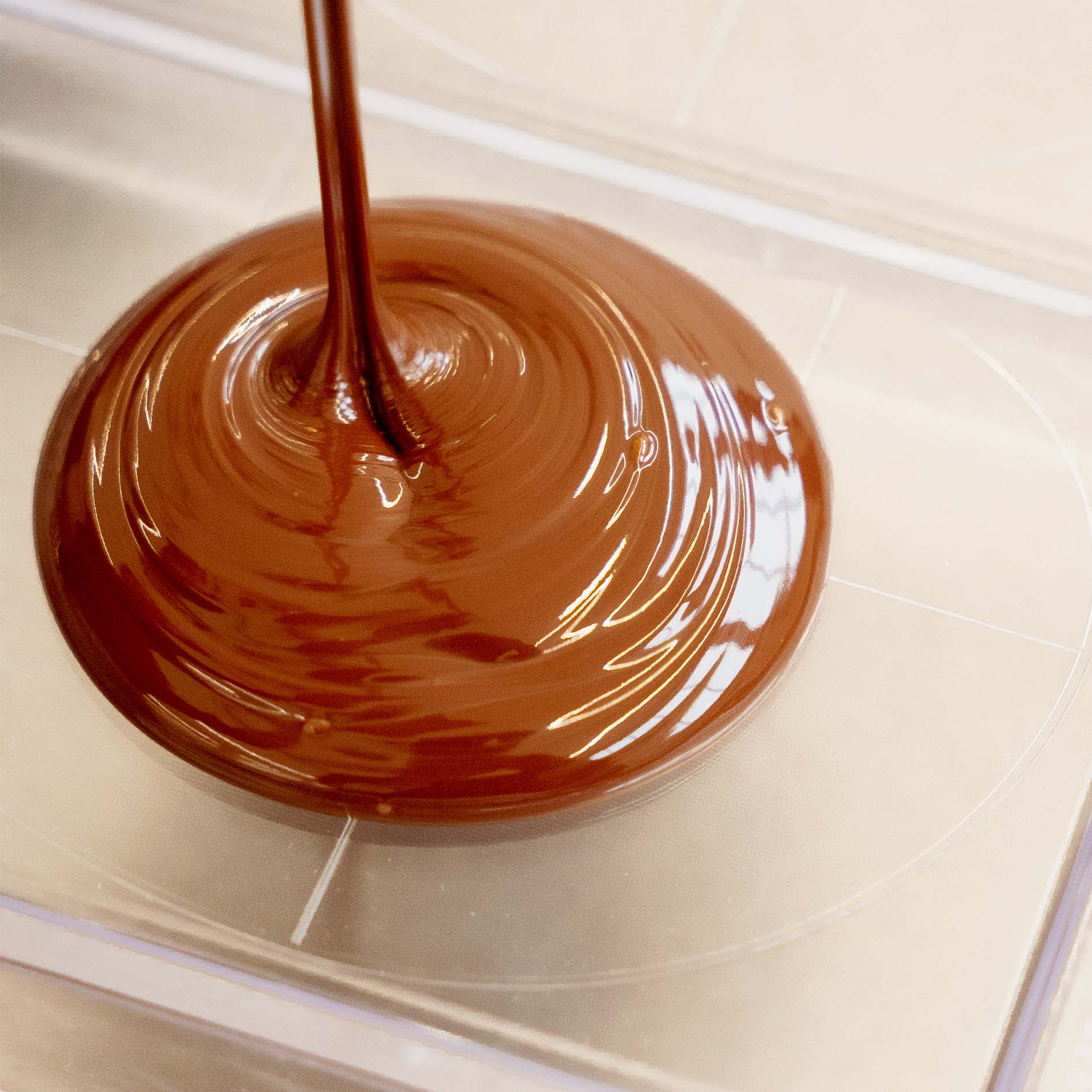 لوح شوكولاتة داكنة بحشوة البرغموت الكريمية