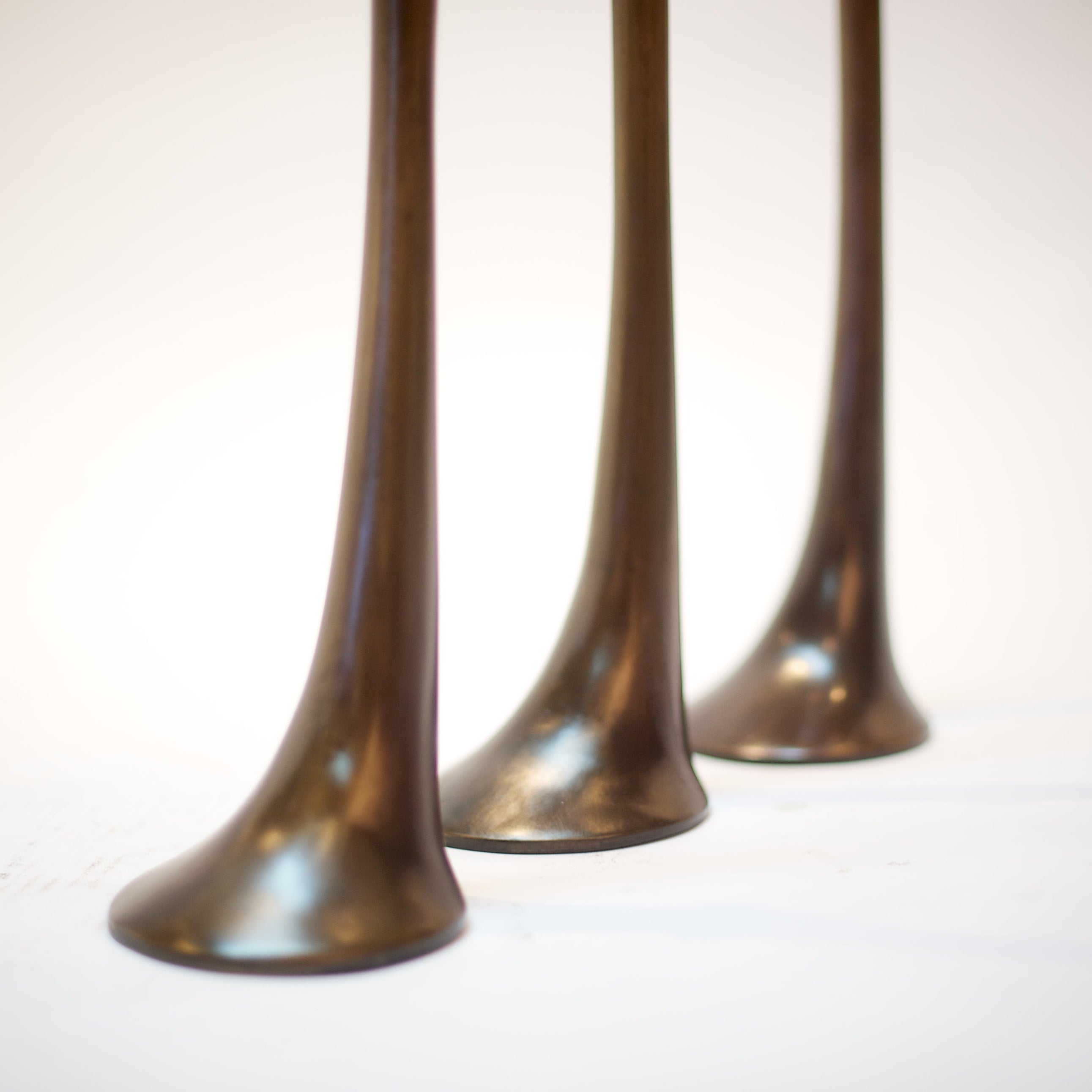 شمعدان فاخر من خشب الدردار – برونز عتيق