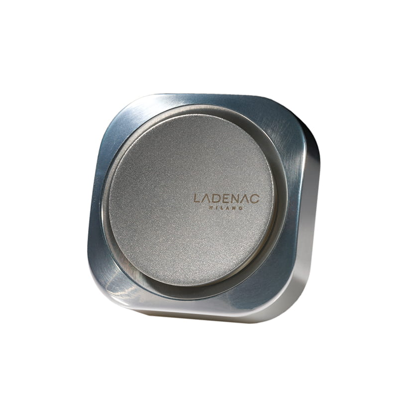 موزع عطر السيارة (أسود أو فضي)