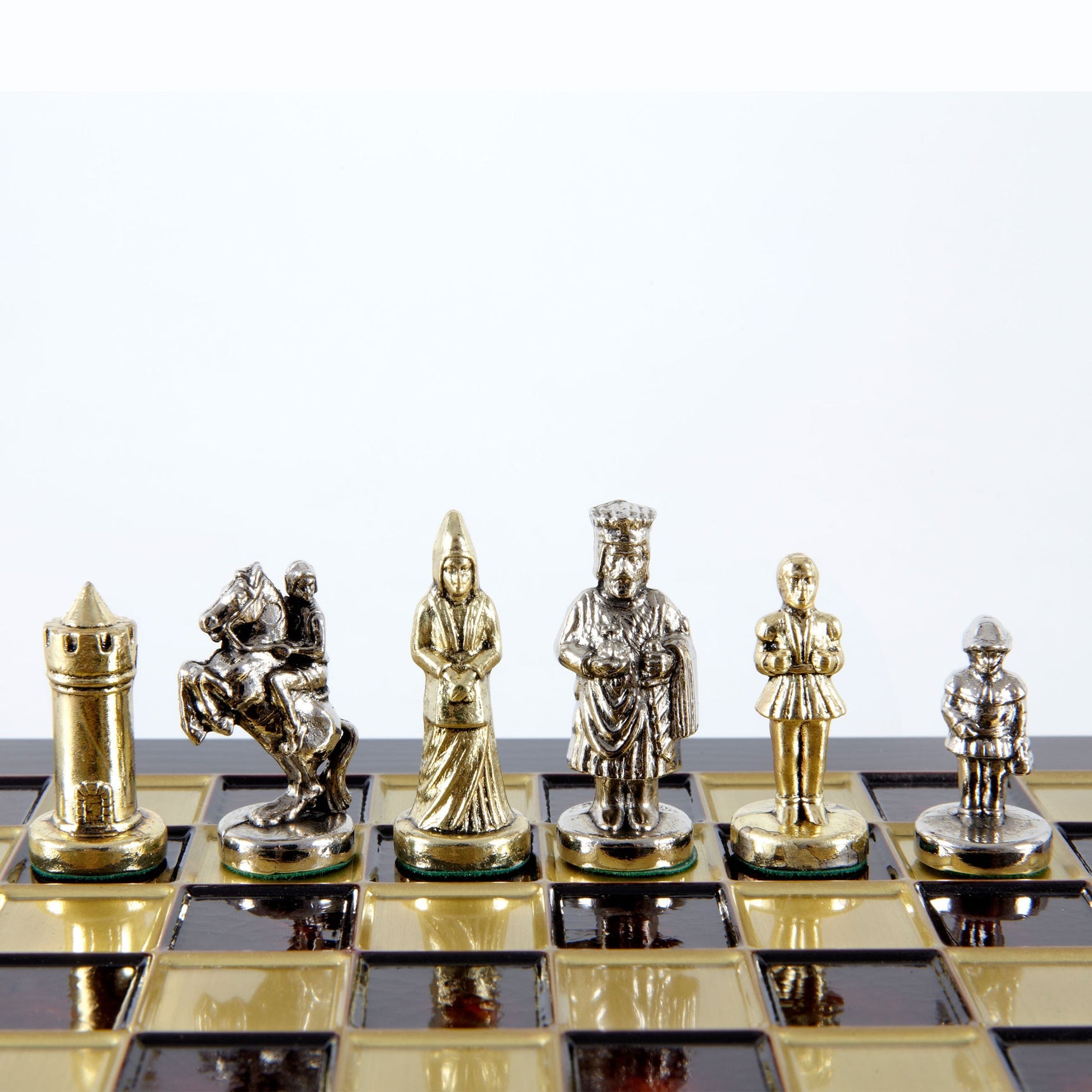 مجموعة شطرنج معدنية فاخرة باللونين الأحمر والذهبي