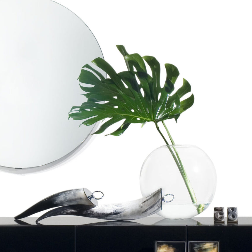 PEGASO HORN - Horn sculpture. End ring in chromed brass, end plate in hand shaped chromed brass. - LAZADO